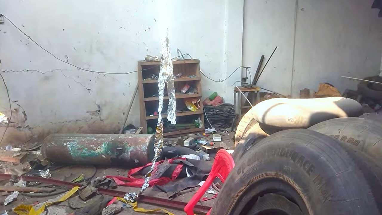 হাওয়া মেশিন বিস্ফোরণে হাত-পা উড়ে গেল মিলনের